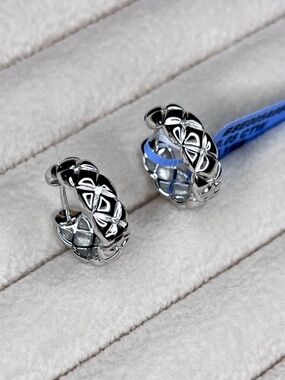 E034 | Natural Diamond Quilted Hoop Earrings